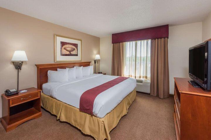 Seasons Inn & Suites Highland