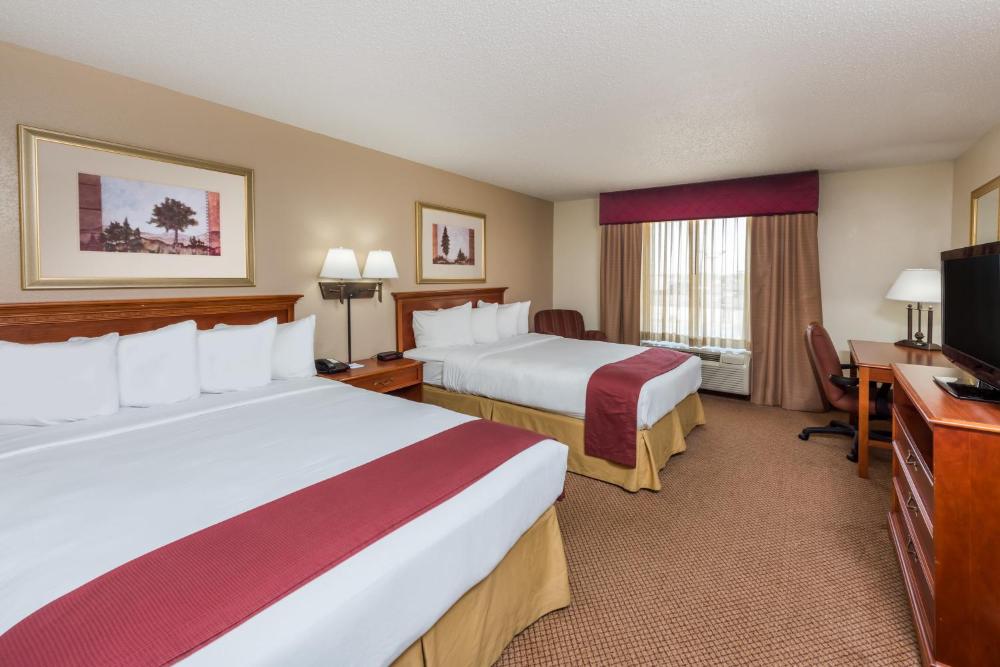 Queen Room with Two Queen Beds - Non-Smoking interior