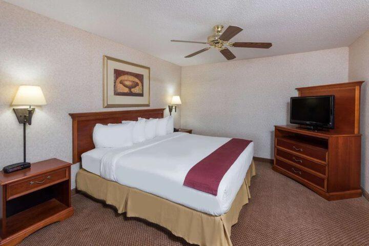 One-Bedroom Executive King Suite - Non-Smoking interior